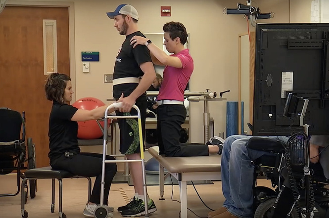 У врачей Mayo Clinic получилось поставить на ноги парализованного (видео) У врачей Mayo Clinic получилось поставить на ноги парализованного (видео)