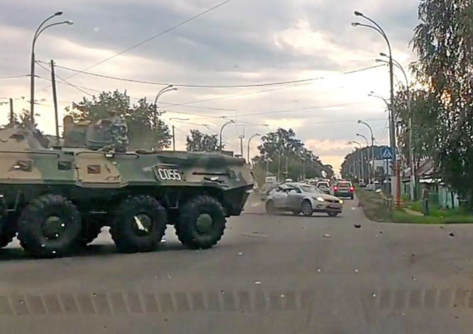 Заурядное российское ДТП: БТР врезается в легковушку (видео) Заурядное российское ДТП: БТР врезается в легковушку (видео)