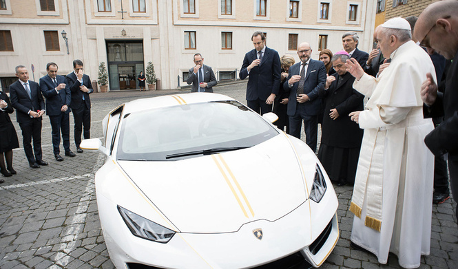 Святые угодники! Папе римскому подарили Lamborghini, и он распорядился им, как Владыка Святые угодники! Папе римскому подарили Lamborghini, и он распорядился им, как Владыка