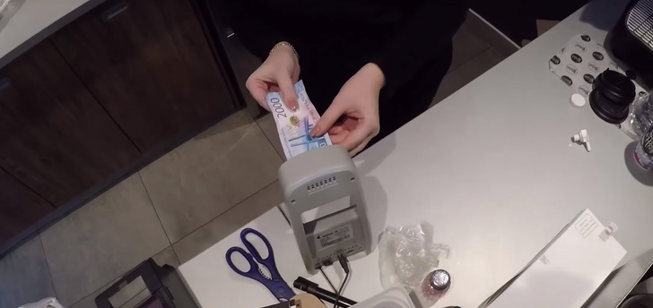 Эксперимент: легко ли расплатиться на кассе новой двухтысячной купюрой? (ВИДЕО)