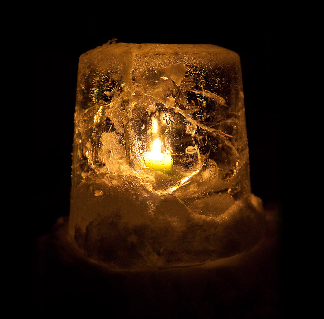 Новые зимние развлечения: ледяной боулинг и светильники изо льда