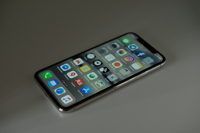 Apple впервые поставила в iPhone OLED-дисплей и назвала его Super Retina Apple впервые поставила в iPhone OLED-дисплей и назвала его Super Retina