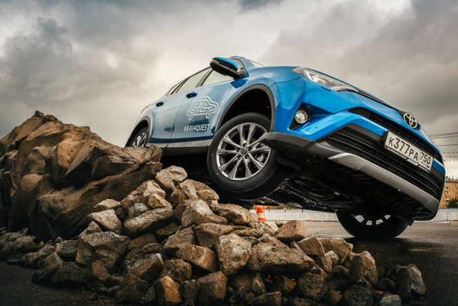 7 метров над уровнем нормы: испытай Toyota RAV4 в Парке Горького 7 метров над уровнем нормы: испытай Toyota RAV4 в Парке Горького