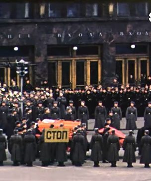 Похороны Сталина из окна американского посольства напротив Кремля (видео)