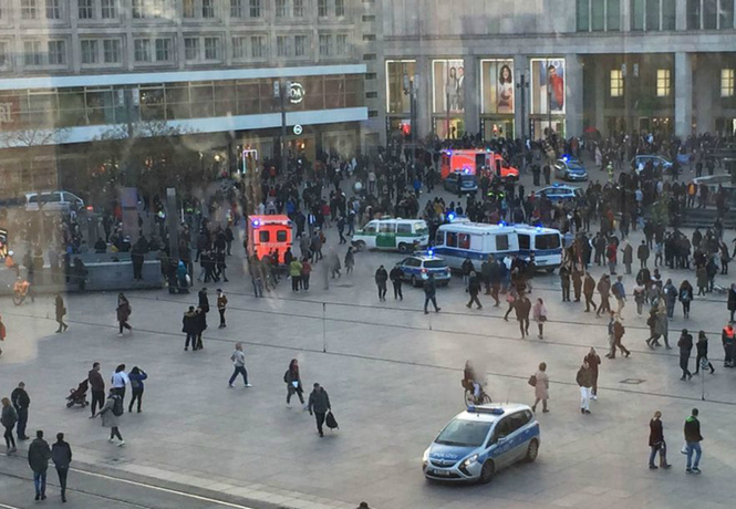 В центре Берлина фанаты двух повздоривших видеоблогеров устроили массовую драку (видео) В центре Берлина фанаты двух повздоривших видеоблогеров устроили массовую драку (видео)