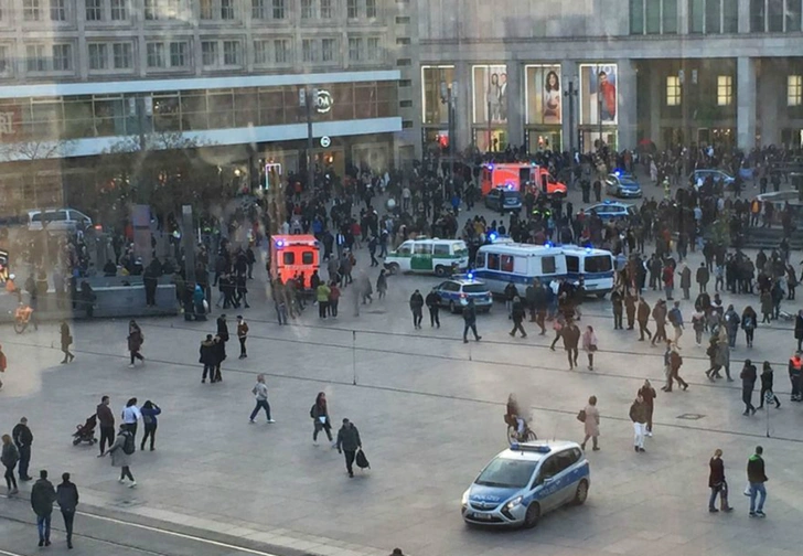 В центре Берлина фанаты двух повздоривших видеоблогеров устроили массовую драку (видео)