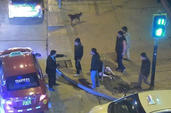 Парень жестоко издевался над подругой прямо на улице. И смотри, что сделали прохожие (поучительное ВИДЕО) Парень жестоко издевался над подругой прямо на улице. И смотри, что сделали прохожие (поучительное ВИДЕО)