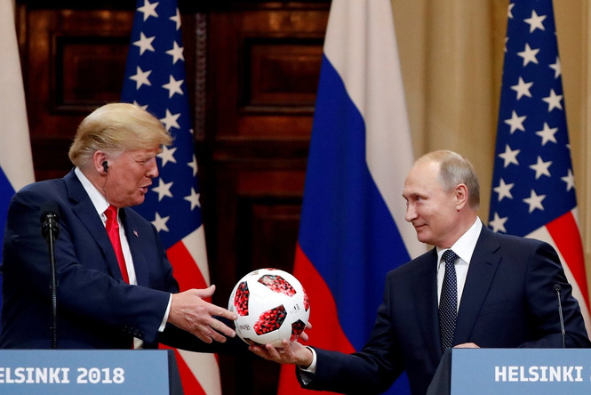 Путин подарил Трампу мячик с чипом Путин подарил Трампу мячик с чипом