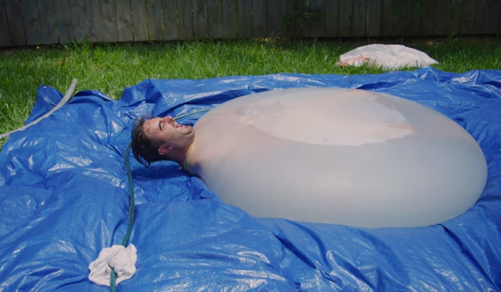 Фото №1 - Как лопается гигантский водяной пузырь с мужиком внутри (замедленная съемка)