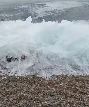 Гляди, как жуткая волна из шевелящихся осколков льда наползает на берег Байкала! (ВИДЕО)
