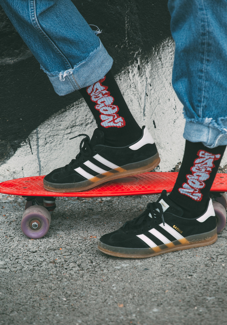 Фото №1 - Питерский бренд St. Friday Socks выпустил «уличные» носки с граффити