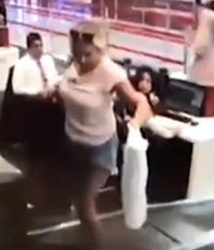 Девушка впервые попала в аэропорт и решила, что в самолет ее отвезет лента для багажа (видео)