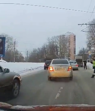 Человечность дня: в Челябинске полицейский остановил движение, чтобы хромая собака перешла дорогу (видео)
