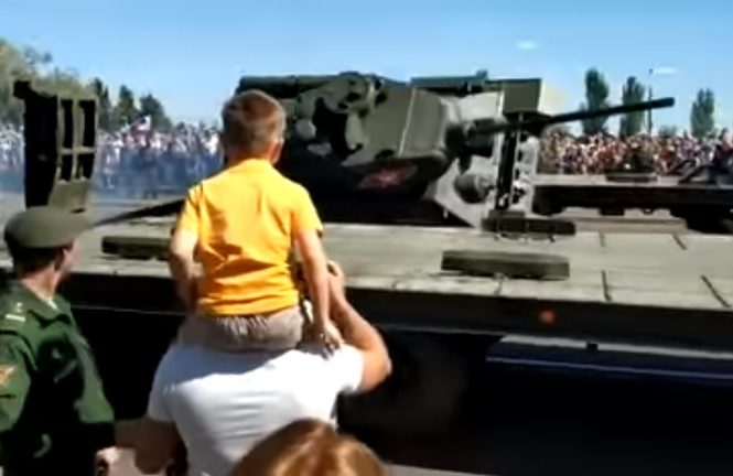 В Курске танк упал с помоста. Видео В Курске танк упал с помоста. Видео
