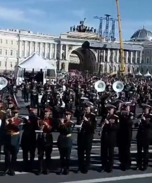 В Санкт-Петербурге больше 500 военных сыграли разом «Полет шмеля» (видео)