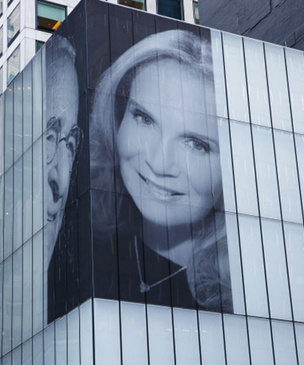 Миллиардер повесил на фасад здания огромное фото с новой женой, чтобы позлить бывшую