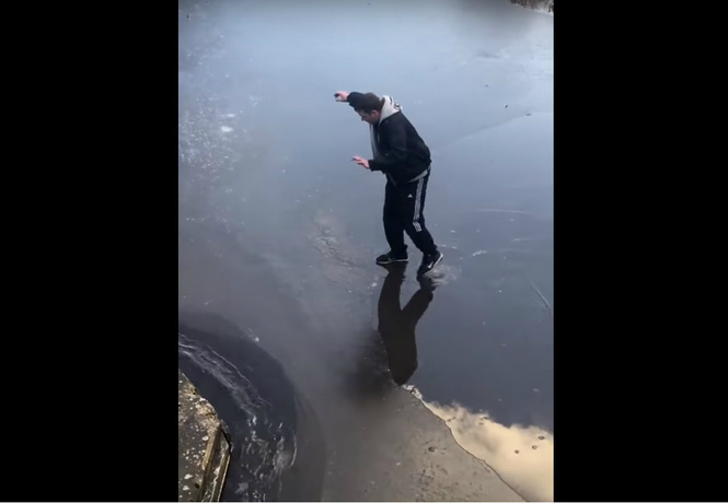 Промозглое видео: парень почти перешел едва заледеневшую реку, но тут… Промозглое видео: парень почти перешел едва заледеневшую реку, но тут…