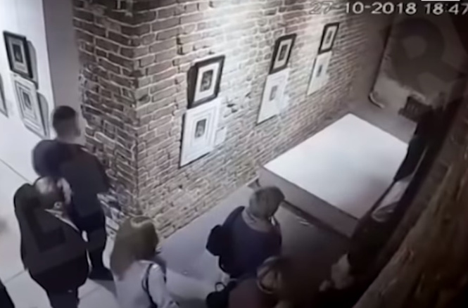 В Екатеринбурге девушки уронили картину Сальвадора Дали, пытаясь сделать селфи В Екатеринбурге девушки уронили картину Сальвадора Дали, пытаясь сделать селфи