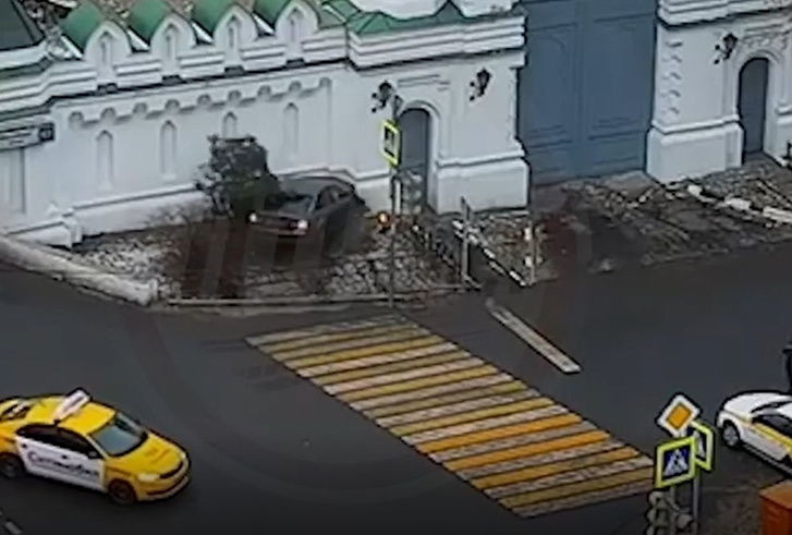 Полицейский на BMW протаранил стену московского храма (видео)