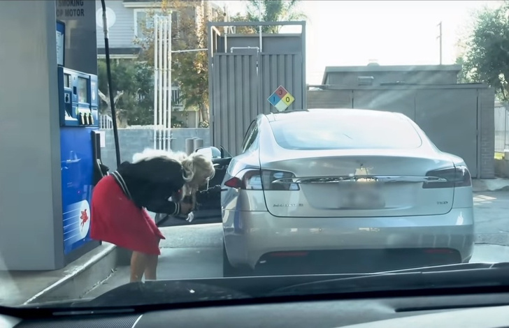 Девушка пытается заправить «Теслу» бензином (видео)