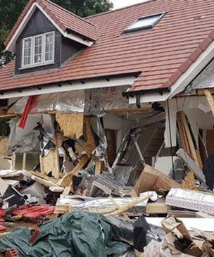 В Лондоне экскаваторщик разломал пять новых домов, когда ему не заплатили (видео)
