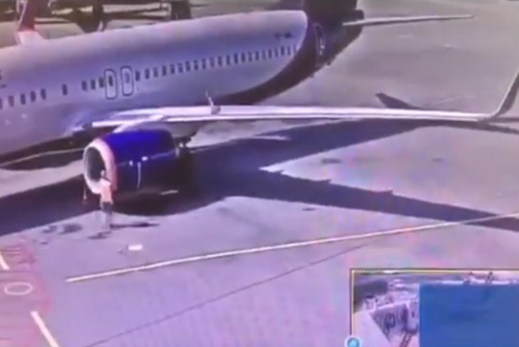 Работник аэропорта Шереметьево запулил сигнальный конус на крыло самолета (возмутительное видео)