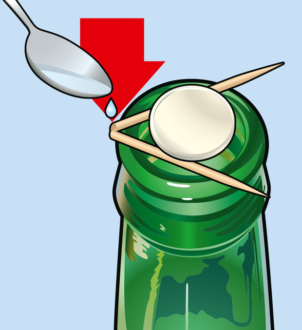 задуть монетку в бутылку. секрет фокуса с бутылками. секрет фокуса с бутылками. фокус с монеткой и бутылкой. монетку в бутылку.