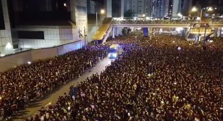 Фото №1 - Полумиллионная толпа и машина скорой помощи в Гонконге (видео)