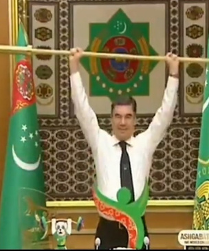 Президент Туркмении жмет гриф штанги. Министры аплодируют стоя (видео, вызывающее сложные чувства)