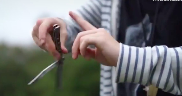 Американский школьник мастерски обращается с ножом-бабочкой (ВИДЕО)