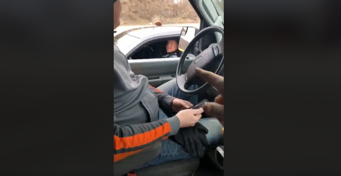 Полиция ворвалась в прямой эфир журналистки, которую приняли за сумасшедшую (ВИДЕО) Полиция ворвалась в прямой эфир журналистки, которую приняли за сумасшедшую (ВИДЕО)