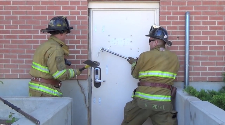 Как пожарные вскрывают сложные двери (видео)