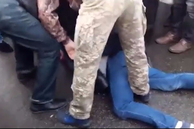 В Киеве взъярившаяся публика устроила самосуд над водителем джипа из-за хамской парковки (суровое ВИДЕО) В Киеве взъярившаяся публика устроила самосуд над водителем джипа из-за хамской парковки (суровое ВИДЕО)