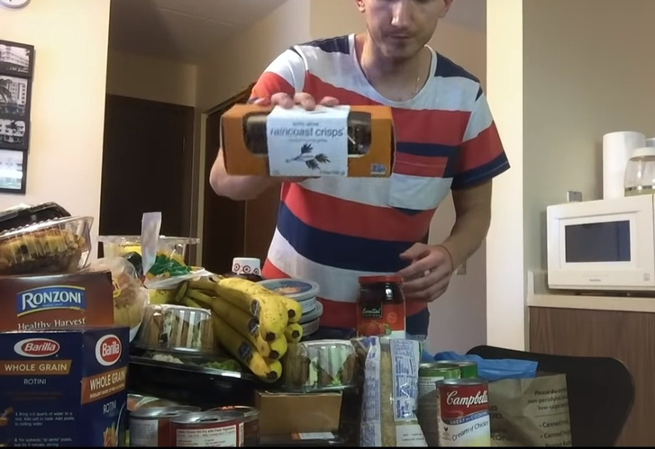 Русский парень, переехавший в США, показывает, сколько еды получает бесплатно (волнующее видео)