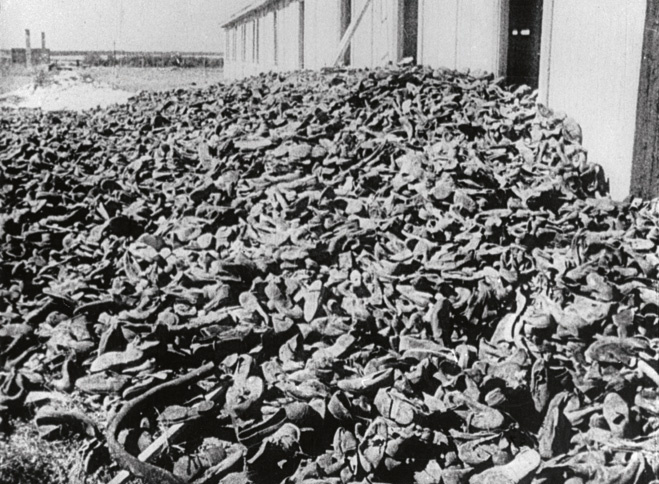 Обувь уничтоженных заключенных. Лагерь Майданек, Польша. 1945 год Обувь уничтоженных заключенных. Лагерь Майданек, Польша. 1945 год