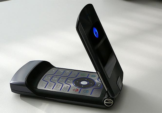 К нам возвращается культовый мобильник Motorola Razr под именем Motorola Razr XT2000-1