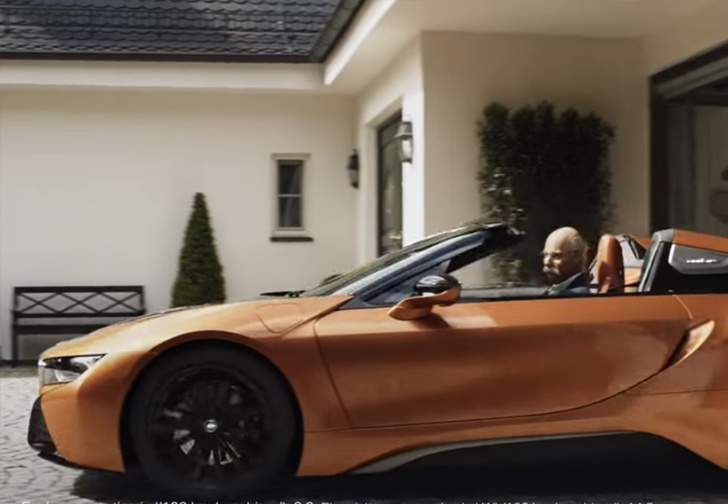 BMW потроллили Mercedes, подарив его директору свой спорткар перед выходом на пенсию и сделав из этого рекламу (видео)