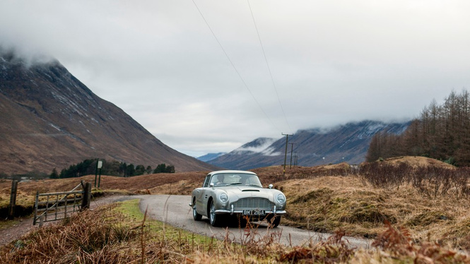 Aston Martin решил воссоздать оригинальную модель DB5 — автомобиль Бонда из «Голдфингера» Aston Martin решил воссоздать оригинальную модель DB5 — автомобиль Бонда из «Голдфингера»