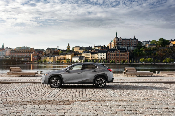 Lexus UX: необыкновенный кросс