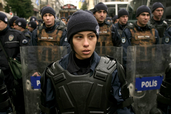 Самые красивые девушки-полицейские мира