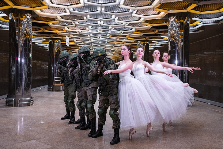 Фото №1 - Военные Екатеринбурга сделали праздничную фотосессию с балеринами в метро (галерея)
