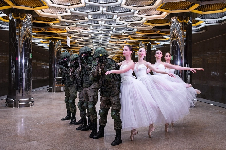 Военные Екатеринбурга сделали праздничную фотосессию с балеринами в метро (галерея)