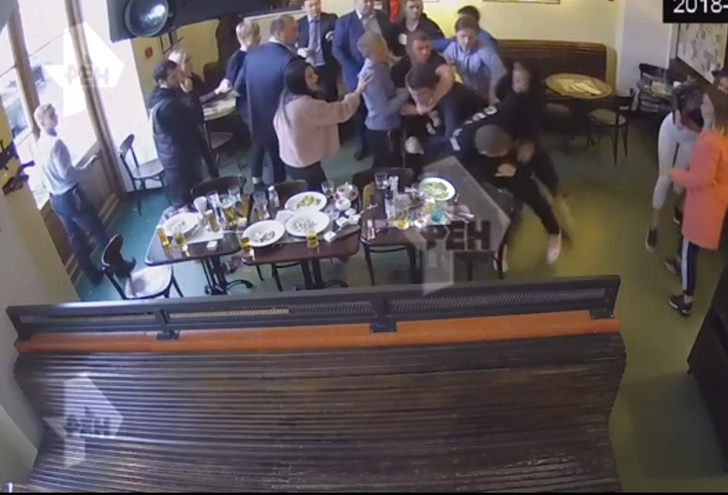 Появилось полное видео потасовки Кокорина и Мамаева с чиновниками в ресторане