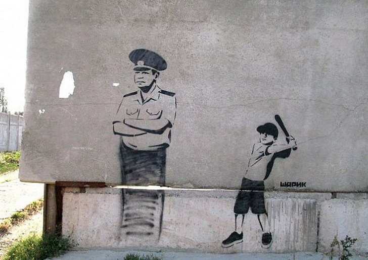 Крымский Бэнкси: 22 граффити загадочного уличного художника Шарика