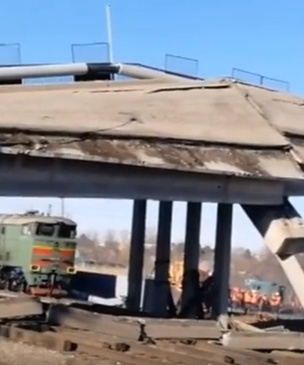 Недорухнувший мост эпично дорушили тепловозом (видео)