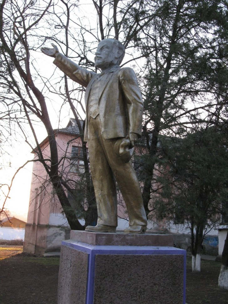 Фото №8 - Самые дурацкие памятники Ленину
