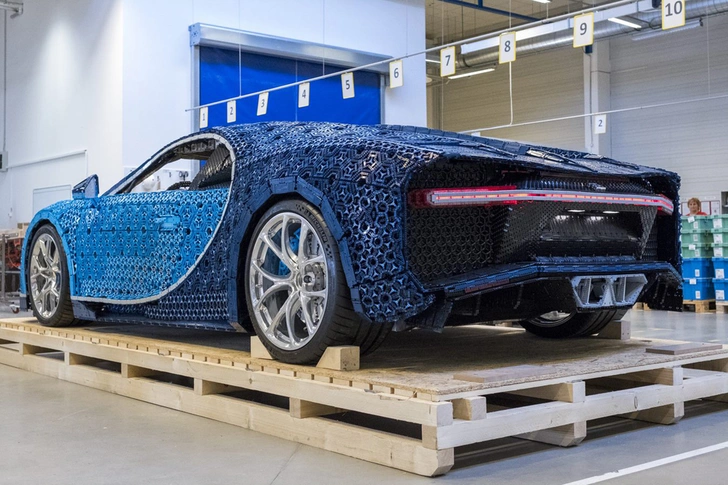 Миллион деталей и десять месяцев: как собирали Bugatti Chiron из кубиков Lego