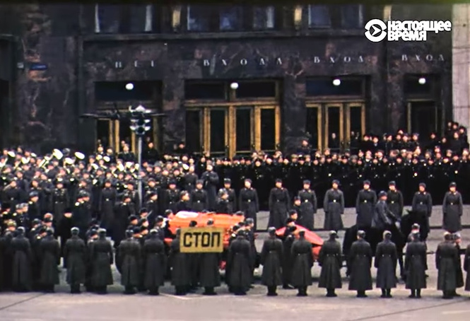 Похороны Сталина из окна американского посольства напротив Кремля (видео) Похороны Сталина из окна американского посольства напротив Кремля (видео)