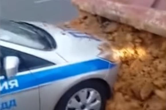 «Засыпал «гаишку»!»: водитель КамАЗа вывалил кузов песка на остановивший его автомобиль ГИБДД (видео)