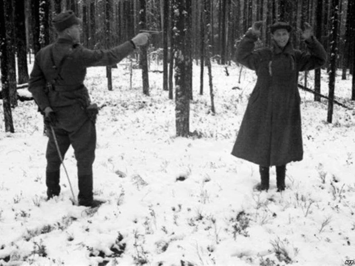 Русский разведчик смеется перед расстрелом. И еще 8 поразительных фотографий Второй мировой войны